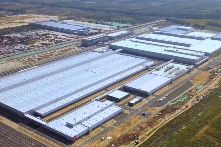 工厂引入超过700个机器人,实现关键工艺100%自动化,确保高效率,高质量
